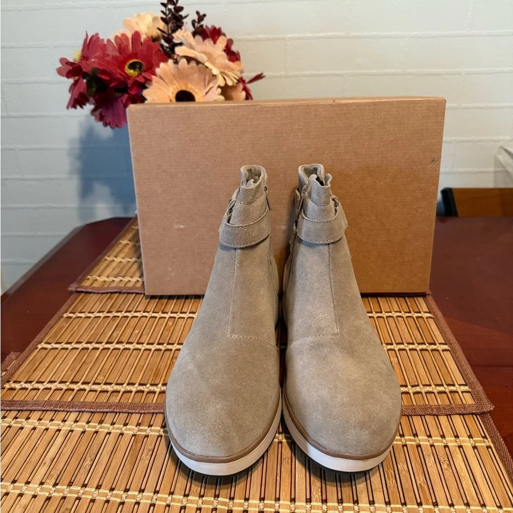 Clarks Women's Suede Ankle Boots - Light Gray - Picture 3 of 5